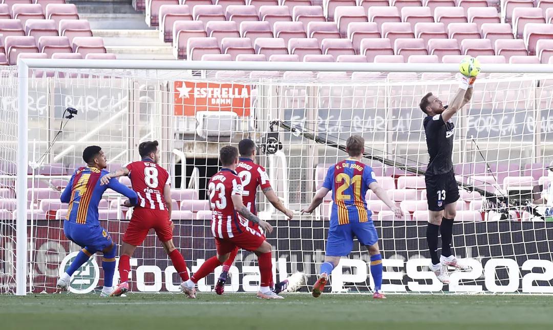 برشلونة يسحق ريال مدريد بأربعة أهداف نظيفة في الكلاسيكو